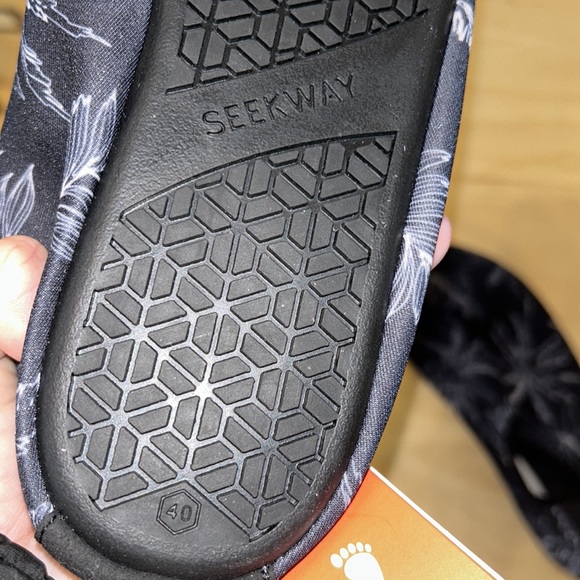 SEEKWAY WATER SHOES - Picture 4 of 4